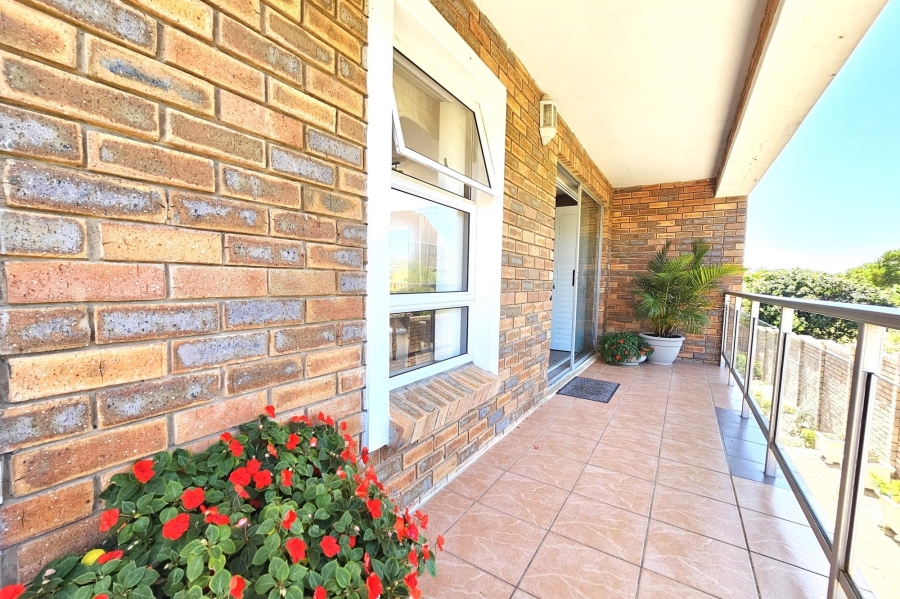 6 Bedroom Property for Sale in Paradise Beach Eastern Cape